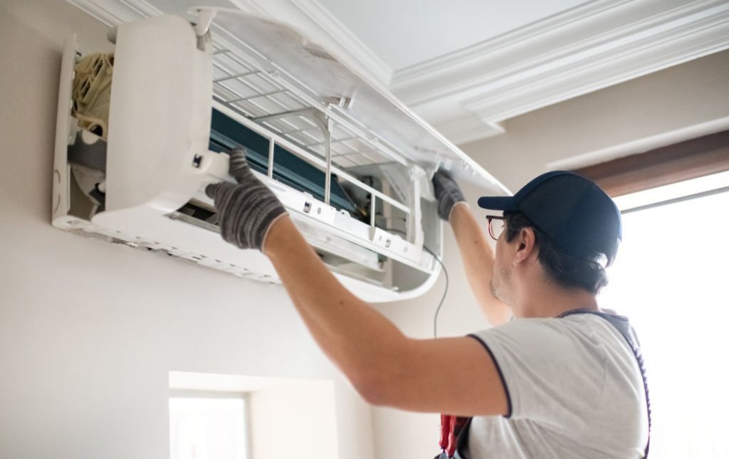 Technicien Climeo34 en intervention nettoyage climatisation Montpellier